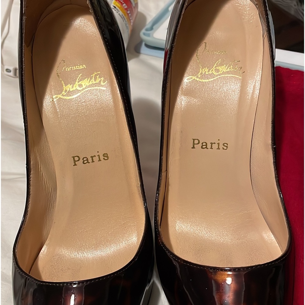 Pre own almost new no box but one dust bag.Authentic size 8 1/2